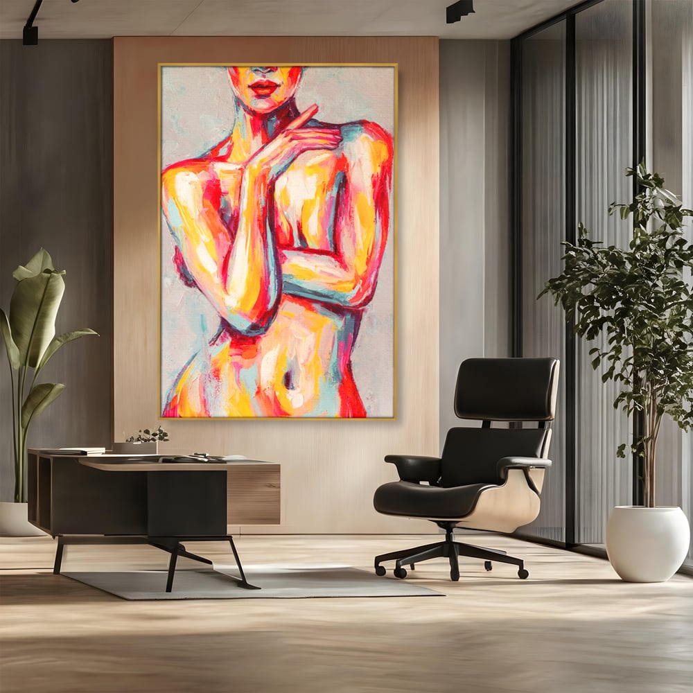 Tablou canvas cu tablou canvas cu femeie nud abstracta, in rama de aluminiu auriu, pe perete intr-un birou